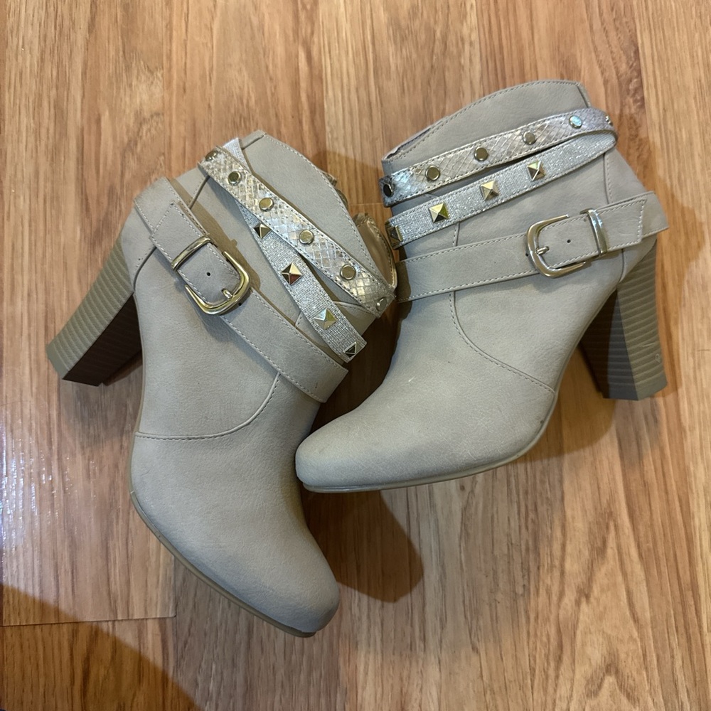 Stylish Tan Ankle Boots with Studded Straps 6.5